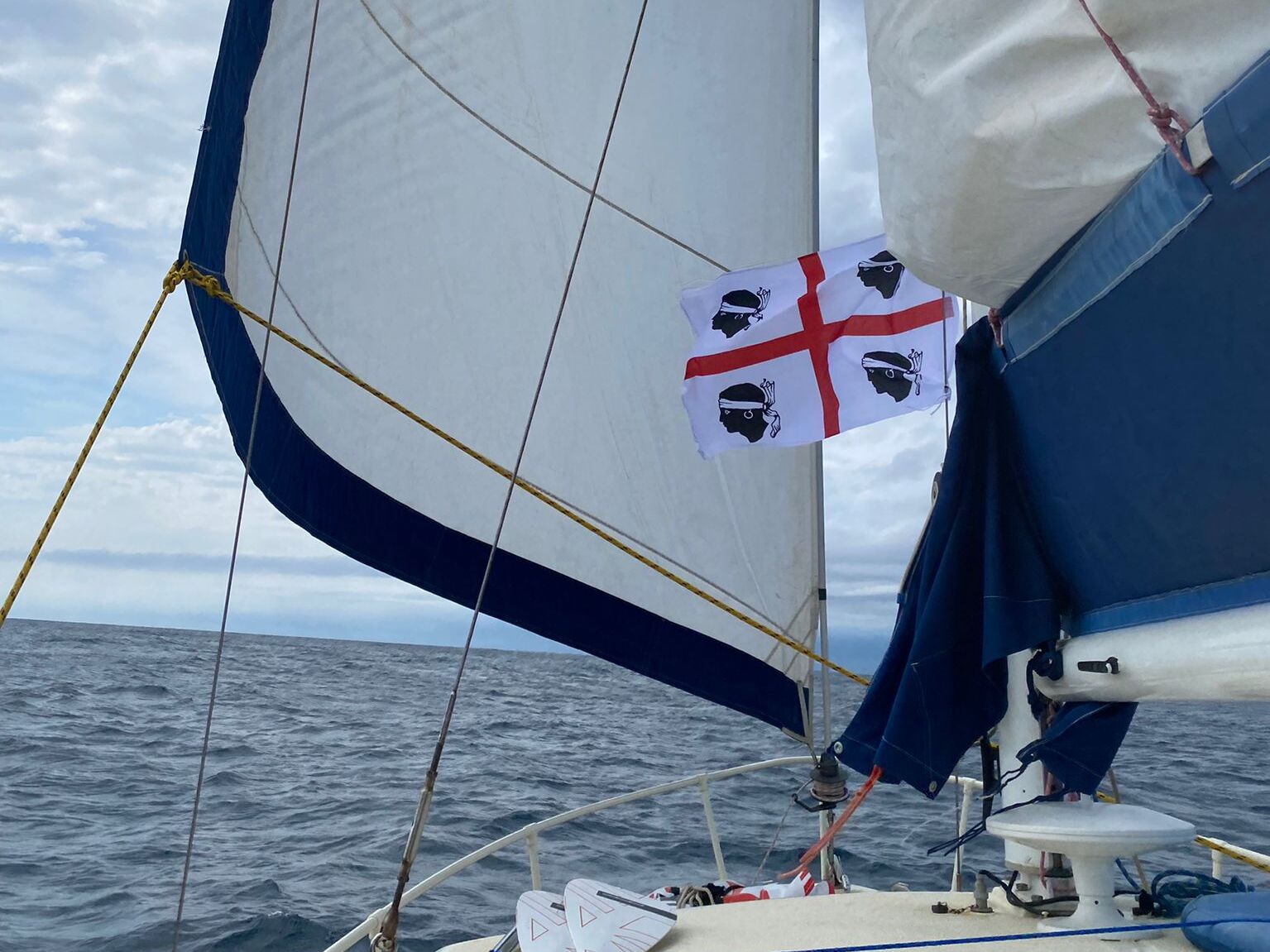 Barca a vela con bandiera della Sardegna